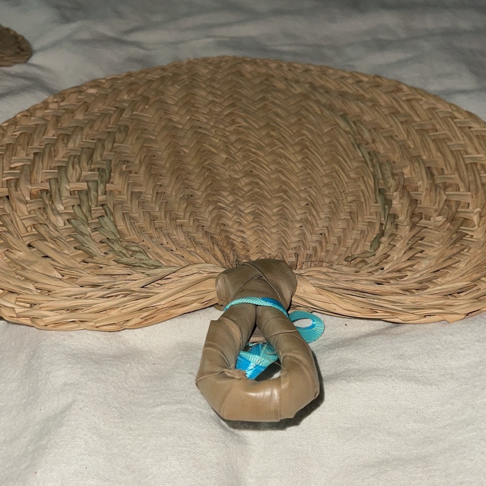 SET OF 4  Brand NEW WICKER HAND FANS With Detachable BLUE RIBBONS - Picture 10 of 10